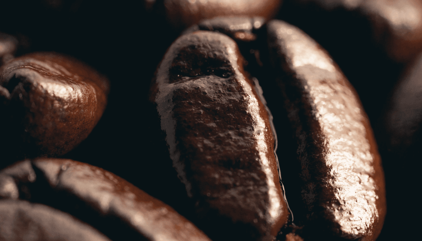 Granos de café recién tostados en primer plano sobre fondo oscuro